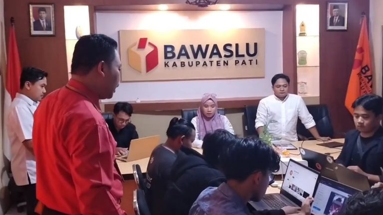 65680484ba346-tim-gugus-tugas-cyber-bawaslu-pati-menyisir-kampanye-hitam-di-medsos_1265_711