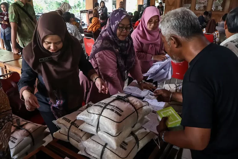 20241105203932-bantuan-beras-1